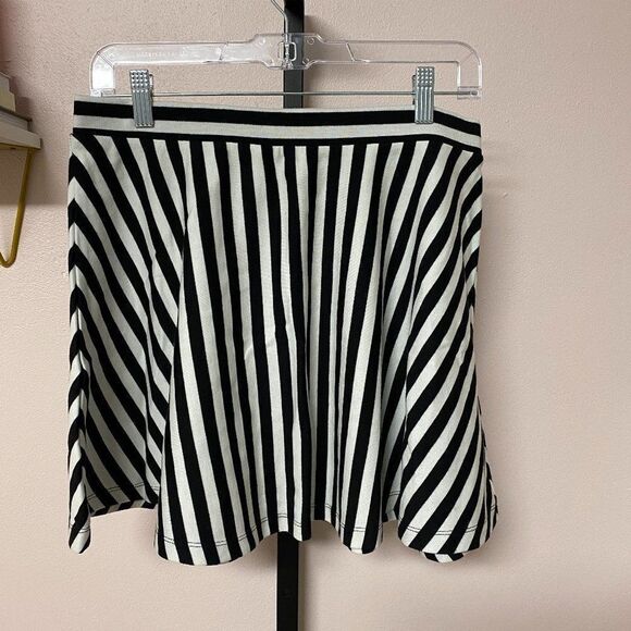 FOREVER 21 Black and‎ White Stripe A-LineMini Skirt, Size Junior Large - Picture 1 of 4